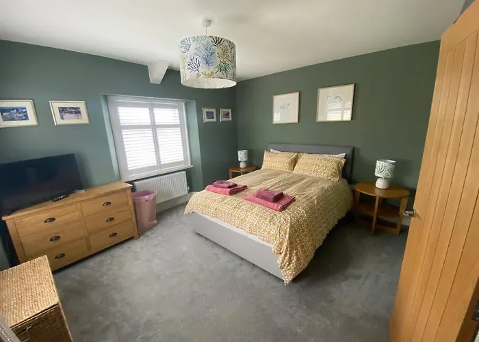 No 16 Dog Friendly Tenby Cottage